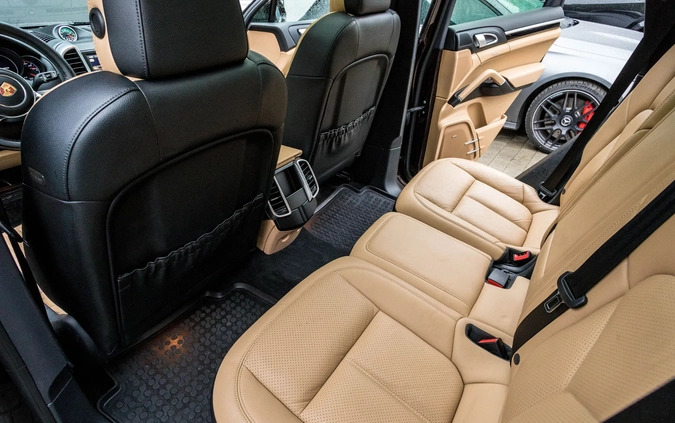 Porsche Cayenne cena 85000 przebieg: 440000, rok produkcji 2015 z Łeba małe 172